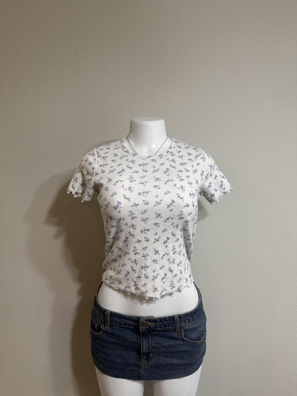 🤍 Hollister Floral Baby Tee 🤍