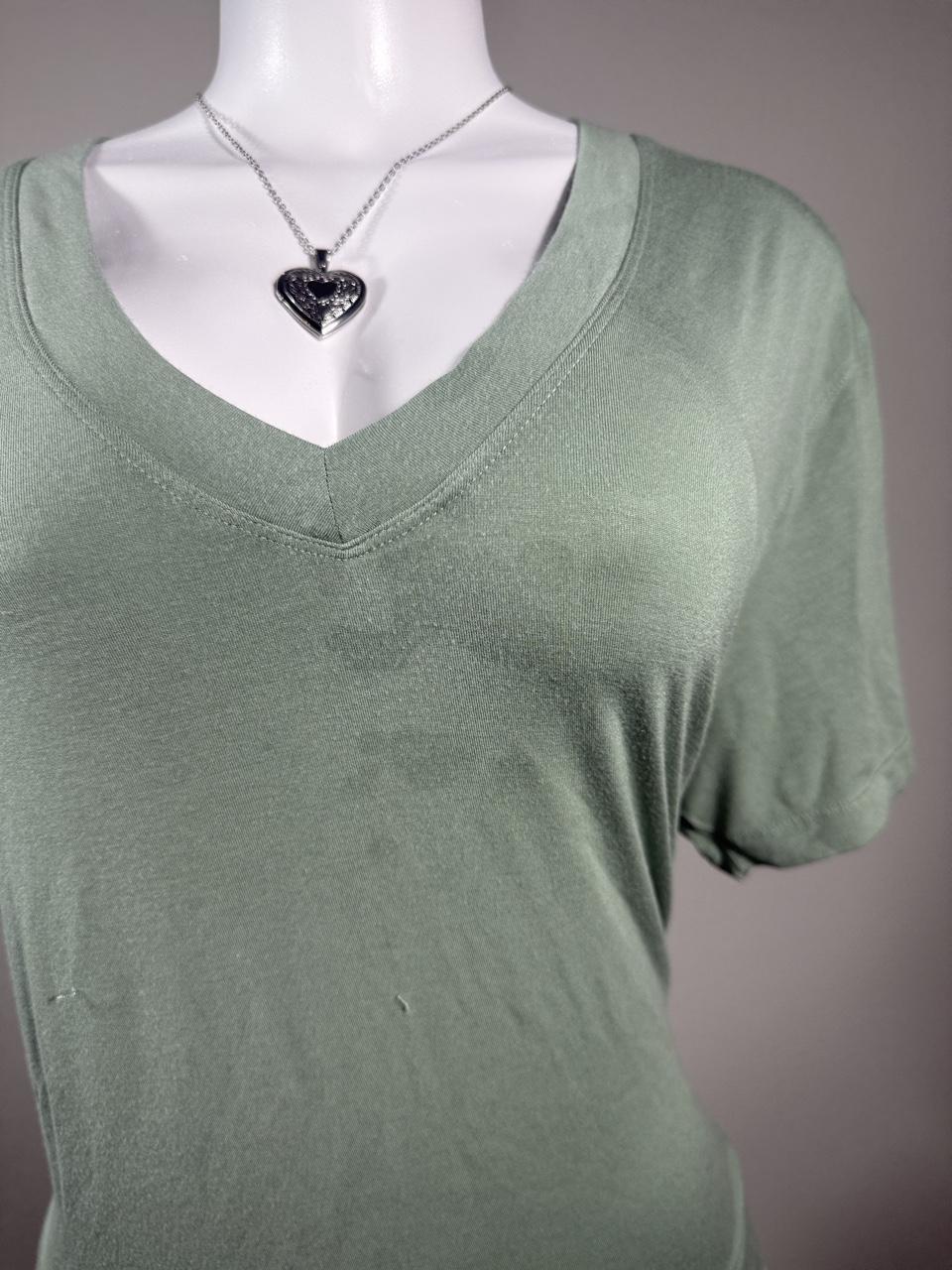 💚 American Eagle Mint Green V-Neck Tee 💚