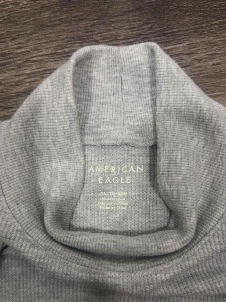 Y2K American Eagle heather gray ribbed mock neck top featuring a soft stretchy waffle knit fabric, long sleeves, and a fitted silhouette. An easy everyday essential that's perfect for layering or pairing with low-rise jeans for a classic early 2000s look.