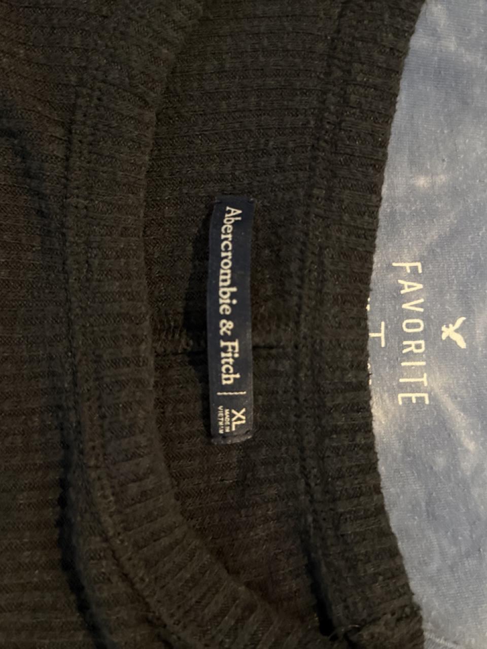 Abercrombie & Fitch Women's Black and Grey Tshirt