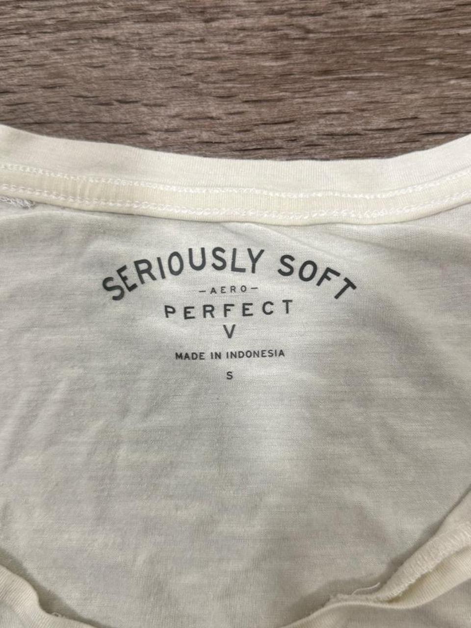 🤍 Aeropostale Embroidered Floral V-Neck Tee 🤍