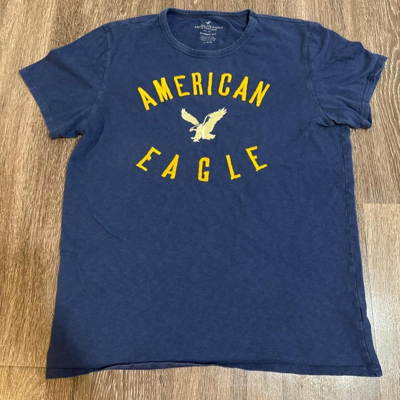 American Eagle Men's Navy and Blue Tshirt