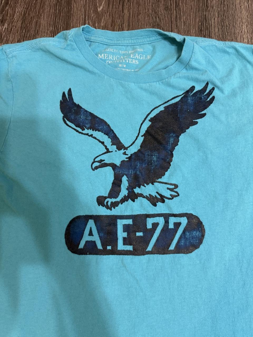 American Eagle Men's Blue Tshirt