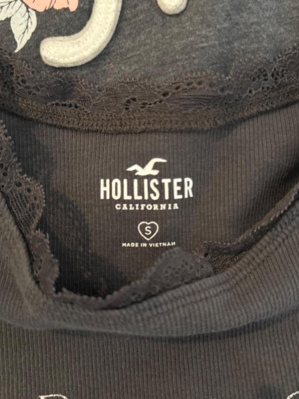 🖤 Hollister "Wild & Free" Lace Trim Baby Tee 🖤