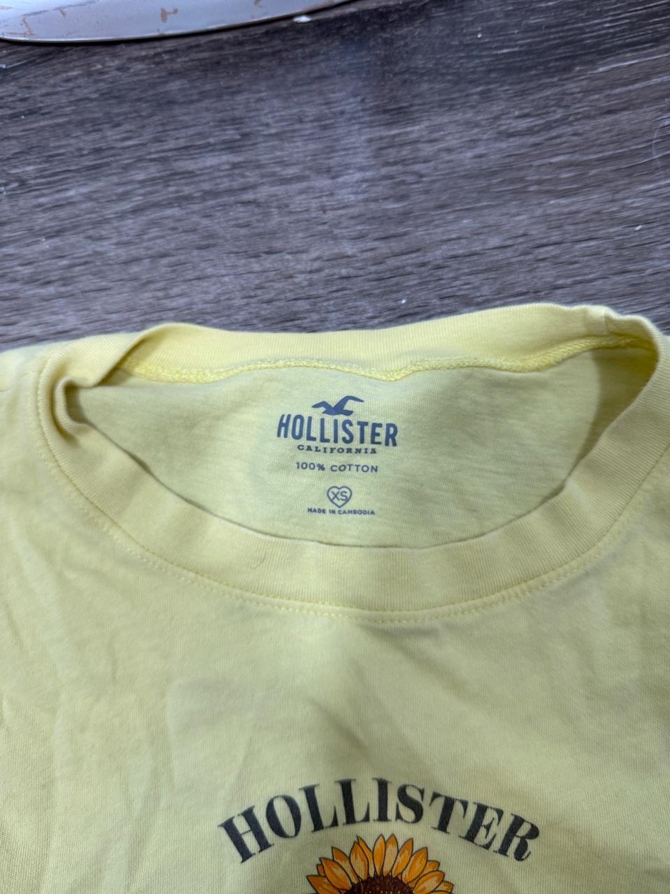 🌻 Hollister Sunflower Graphic Baby Tee 🌻