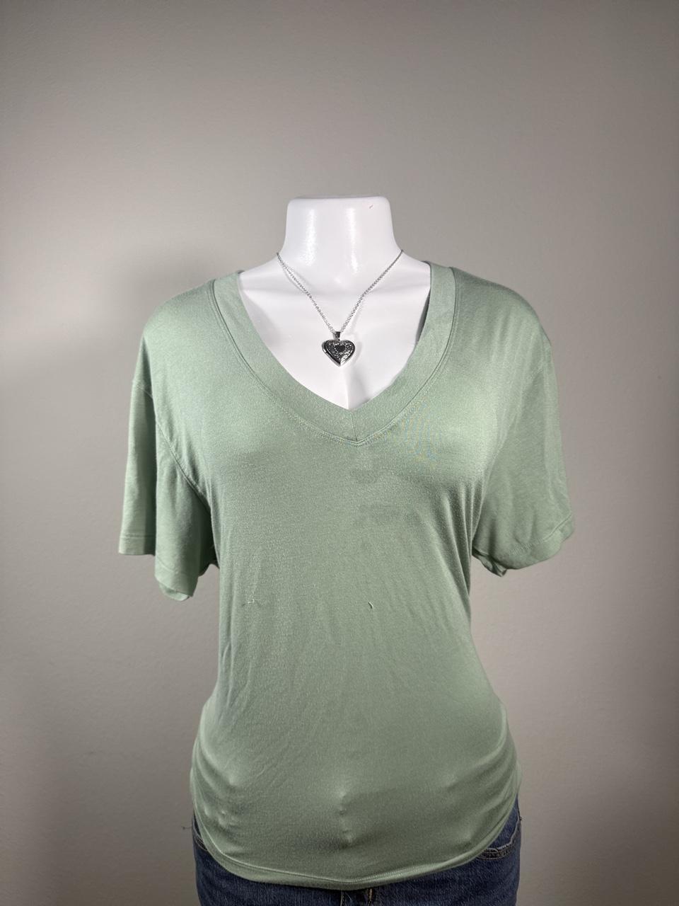 💚 American Eagle Mint Green V-Neck Tee 💚