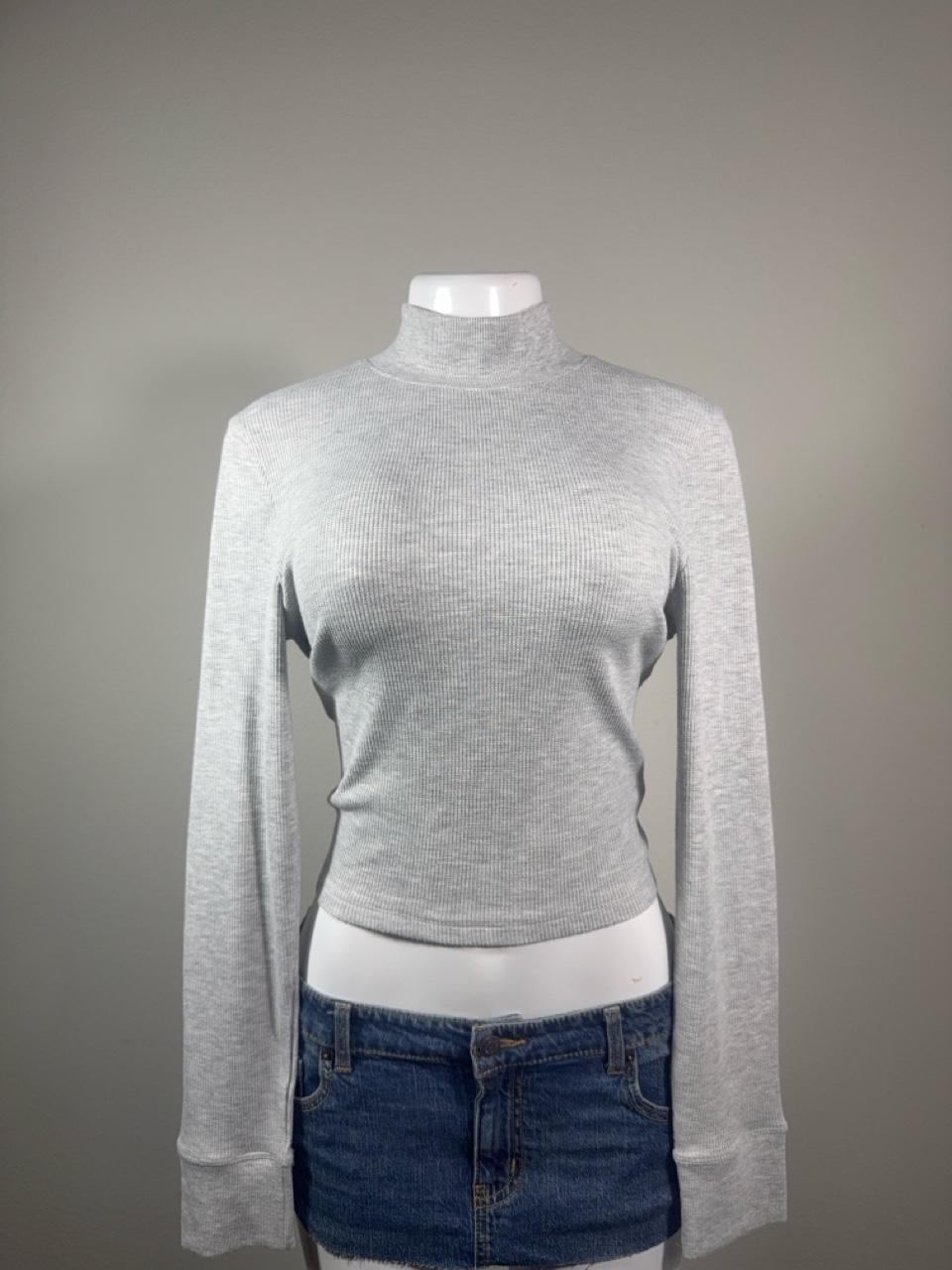 Y2K American Eagle heather gray ribbed mock neck top featuring a soft stretchy waffle knit fabric, long sleeves, and a fitted silhouette. An easy everyday essential that's perfect for layering or pairing with low-rise jeans for a classic early 2000s look.