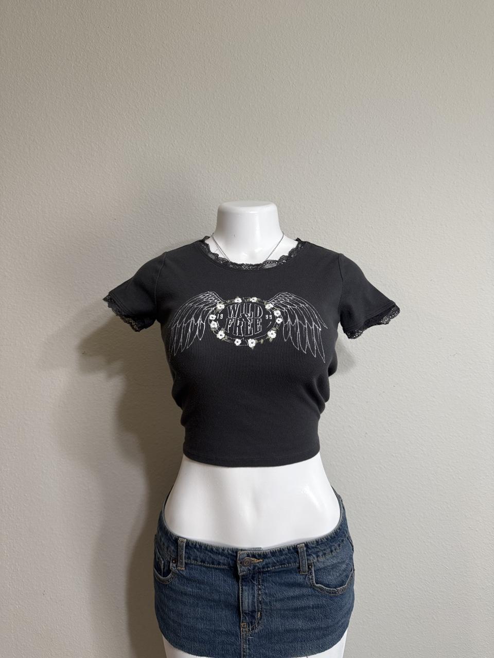 🖤 Hollister "Wild & Free" Lace Trim Baby Tee 🖤