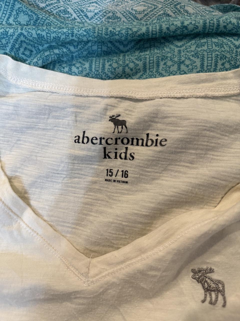 🤍 Vintage Y2K Abercrombie Kids V-Neck Baby Tee 🤍