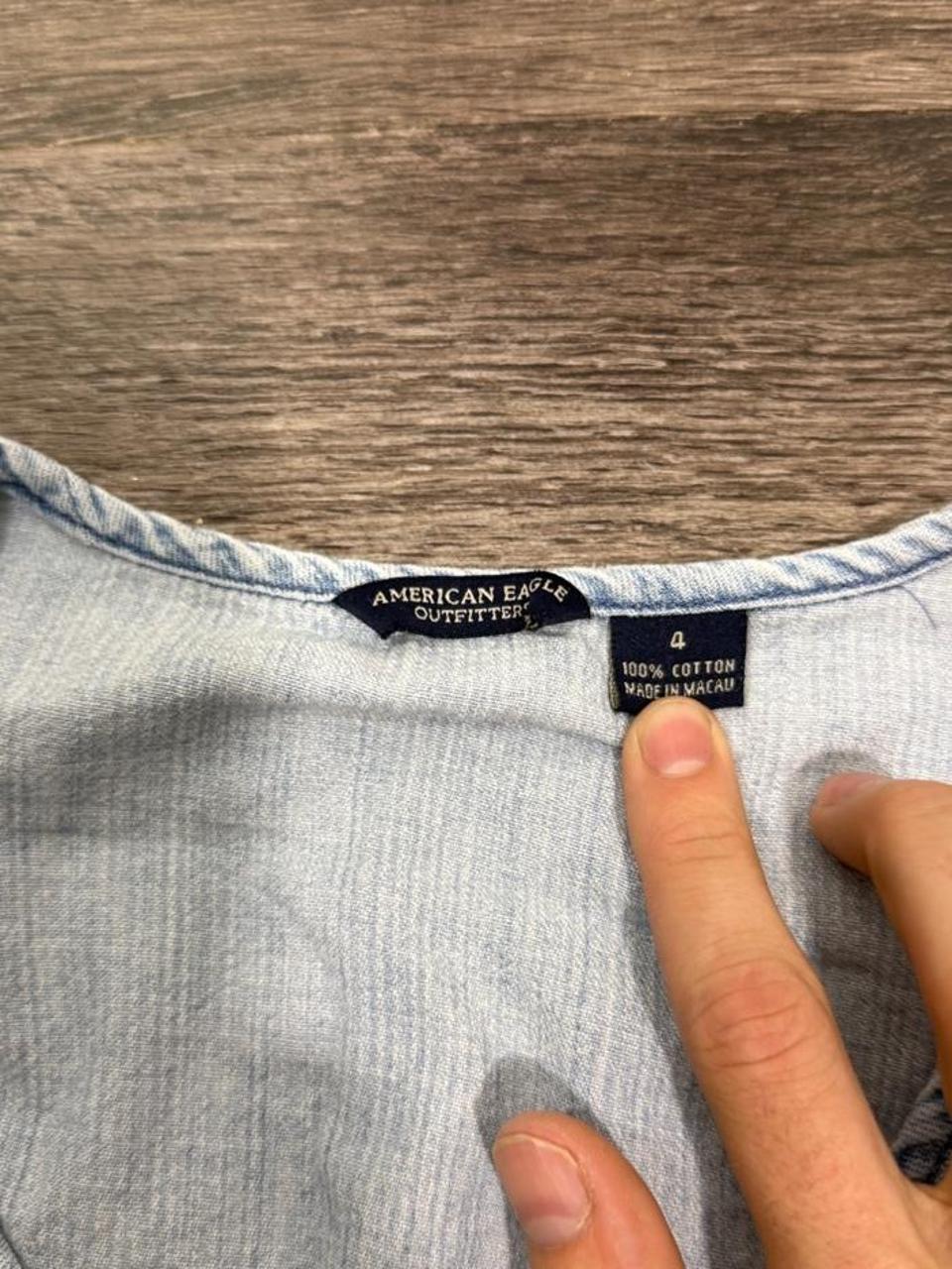 💙 American Eagle Light Wash Denim Button Front Top 💙