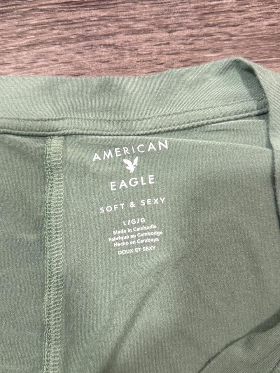 💚 American Eagle Mint Green V-Neck Tee 💚