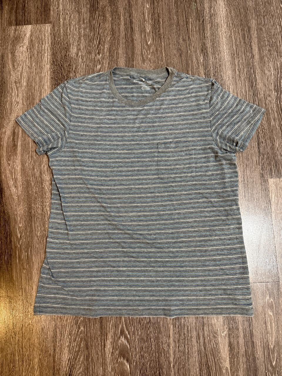 American Eagle Men's Grey and Green Tshirt