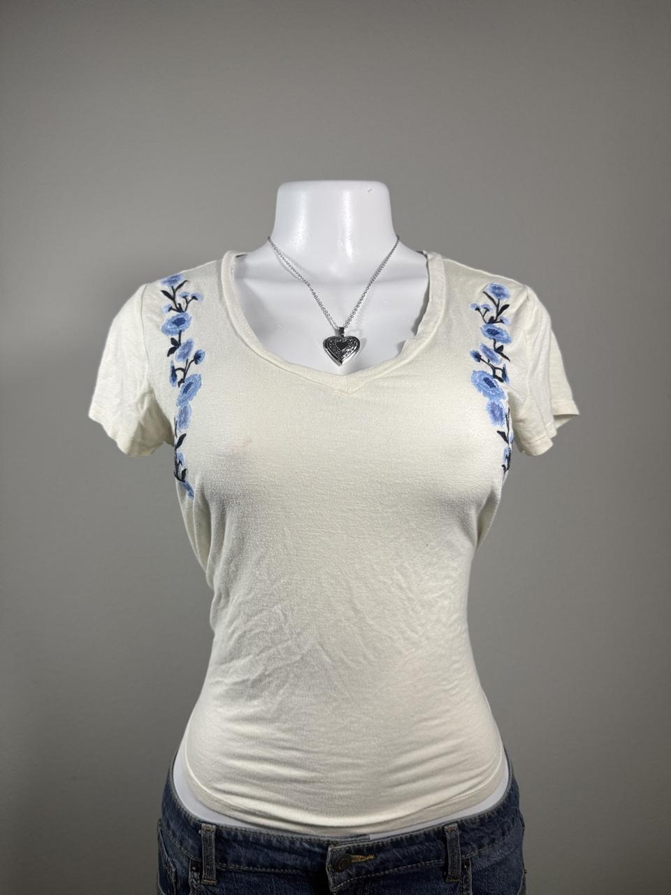 🤍 Aeropostale Embroidered Floral V-Neck Tee 🤍